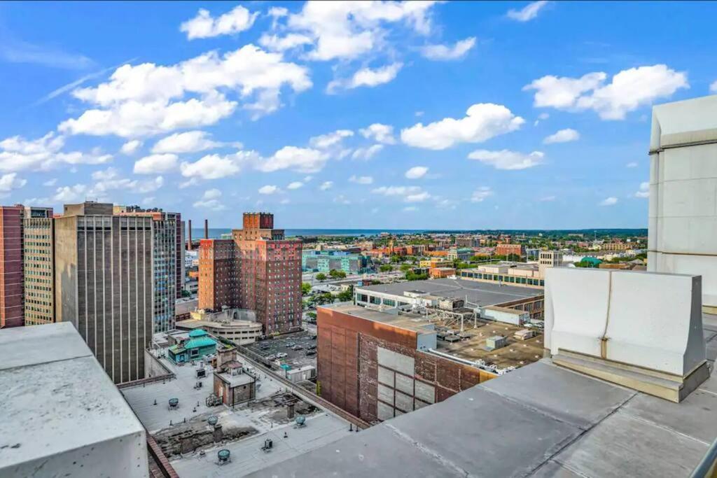 2Br Unit In The Heart Of Dt With View Of Playhouse Square, Pool & Gym Access- 305 Apartment Cleveland Exterior photo