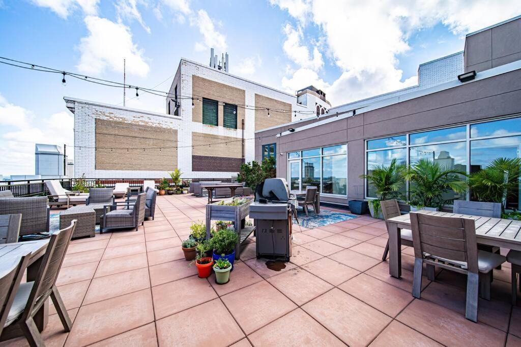 2Br Unit In The Heart Of Dt With View Of Playhouse Square, Pool & Gym Access- 305 Apartment Cleveland Exterior photo